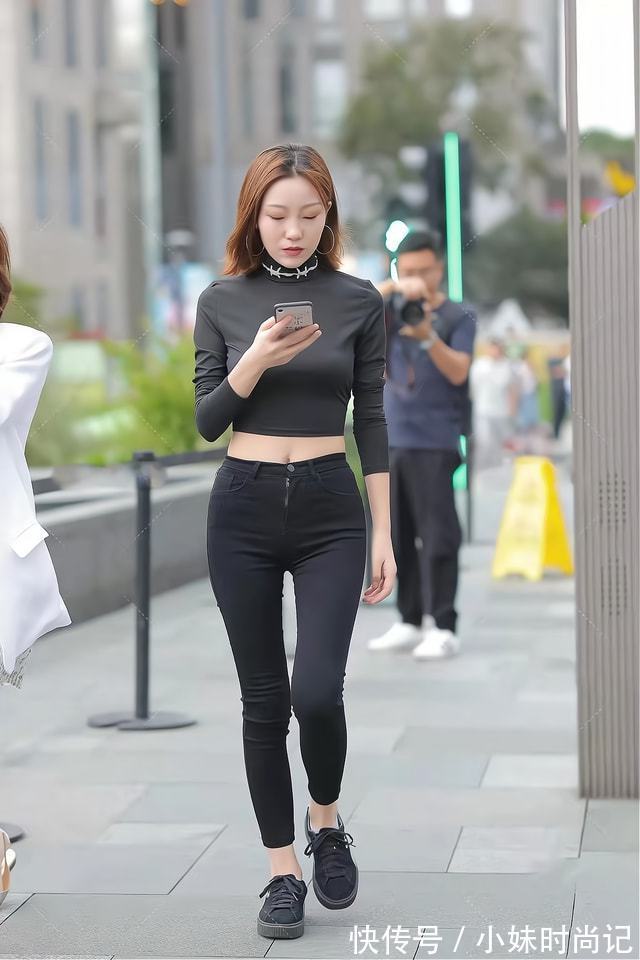 衣服 黑色短衫、黑色紧身牛仔裤,一身黑的打扮,除了帅酷还很显瘦