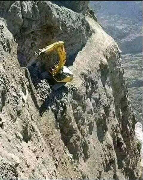 |搞笑图片幽默段子笑话开挖掘机的师傅胆子真大,在悬崖上开啊