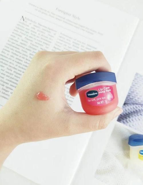 冬季润唇膏红黑榜，谁输谁赢？光说不练假把式，不服现实碰一碰！