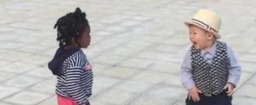 尴尬|3岁萌娃偶遇黑人宝宝,手足无措疯狂逃窜,边哭边躲:这是啥?