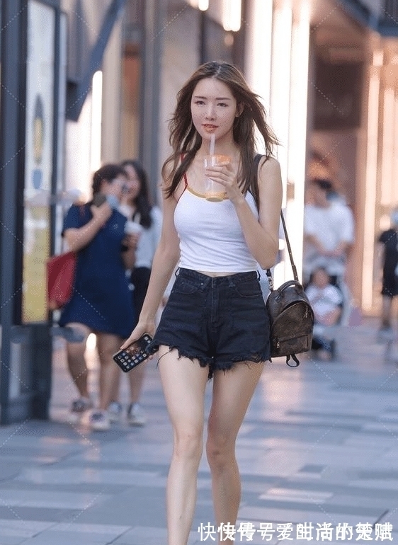 小鞋子 背心牛仔裤搭配超可爱高跟鞋,甜美清纯,休闲舒适