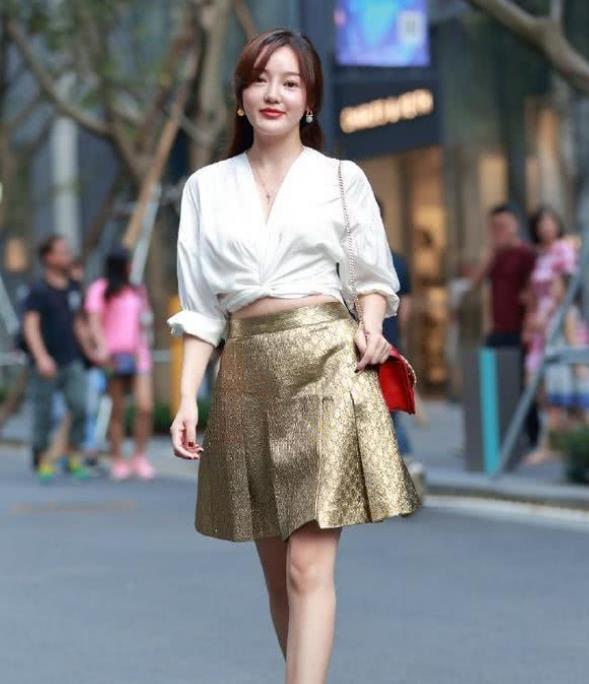 街拍:皎若秋月的美女,白色上衣配浅绿色裙子,时尚气质风范