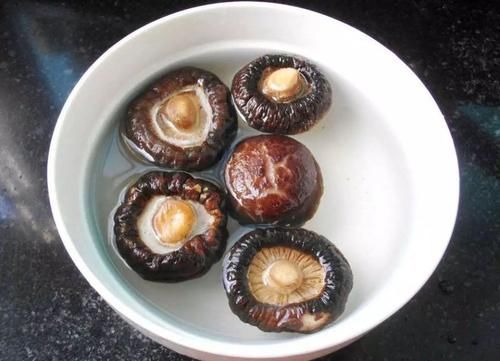 贴秋膘|买香菇时，选干香菇还是鲜香菇？大厨：营养口感差别挺大，别选错