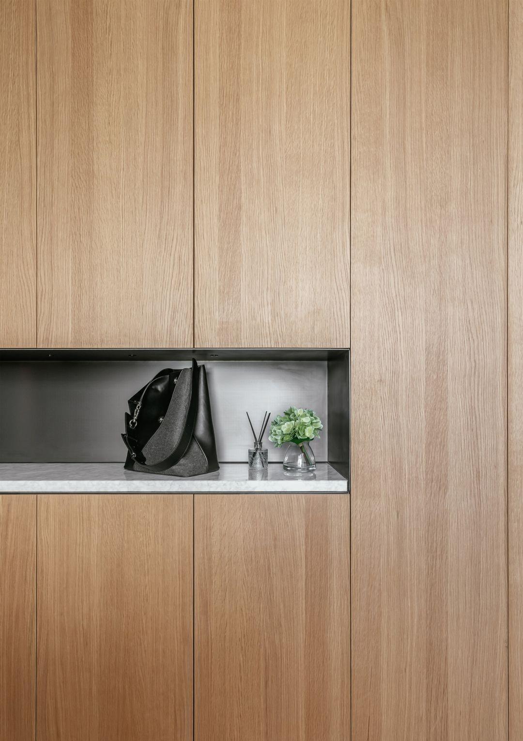 灰色|200平的简约风复式,用黑白的素雅和实木的温润,塑造最真实的家