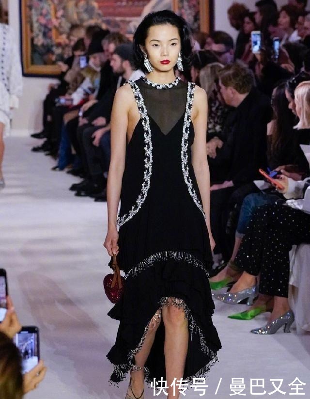 “超模”雎晓雯,穿无袖流苏连衣裙,配性感红唇洋溢优雅高贵气氛