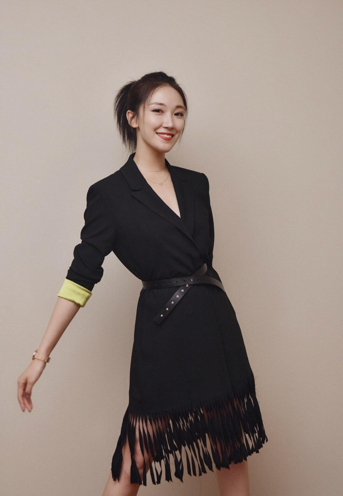 菅纫姿不愧是气质丽人,黑色露肩上衣配阔腿裤潇洒随性,舒适洋气