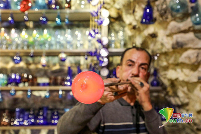  早已软化的前端掉落|巴勒斯坦工匠手工吹制玻璃 满墙玻璃琳琅满目宛如糖果