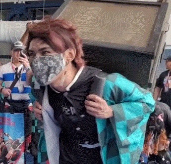 妹子|大佬背着妹子cos鬼灭之刃,腰都压弯了,手上青筋都起来了