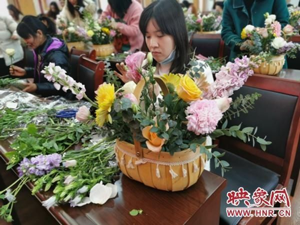 驻马店市驿城区总工会举办“三八节”艺术插花DIY活动