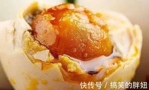 腌鸭蛋时,别只会加白酒和食盐多加一点它,蛋黄个个起沙流大油