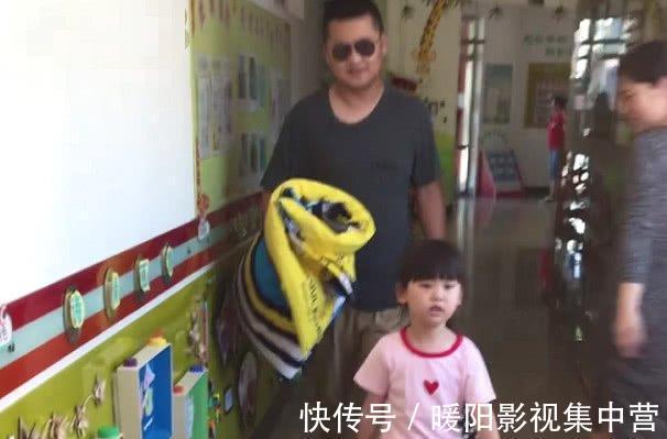 步伐|“保镖奶爸”送娃上幼儿园火了,气场,步伐没谁了