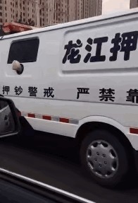 |搞笑GIF：姑娘 你这一字马厉害了 把旁边的小哥都吓跑了