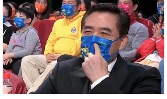 |春晚明星搞笑瞬间:陈宝国隔口罩抠鼻子,张韶涵李荣浩大眼瞪小眼