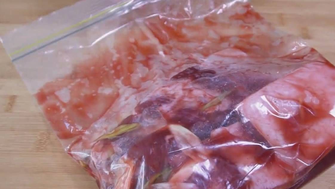 把3斤五花肉扔进电饭煲,不加水,不加油,比红烧肉香