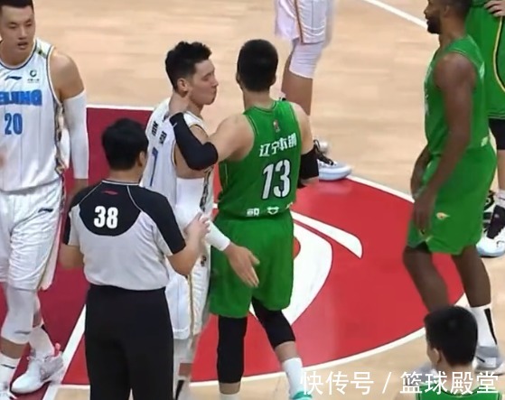 林书豪|郭艾伦撞倒林书豪,谁注意随后举动?立马摸头+道歉,差点亲上了