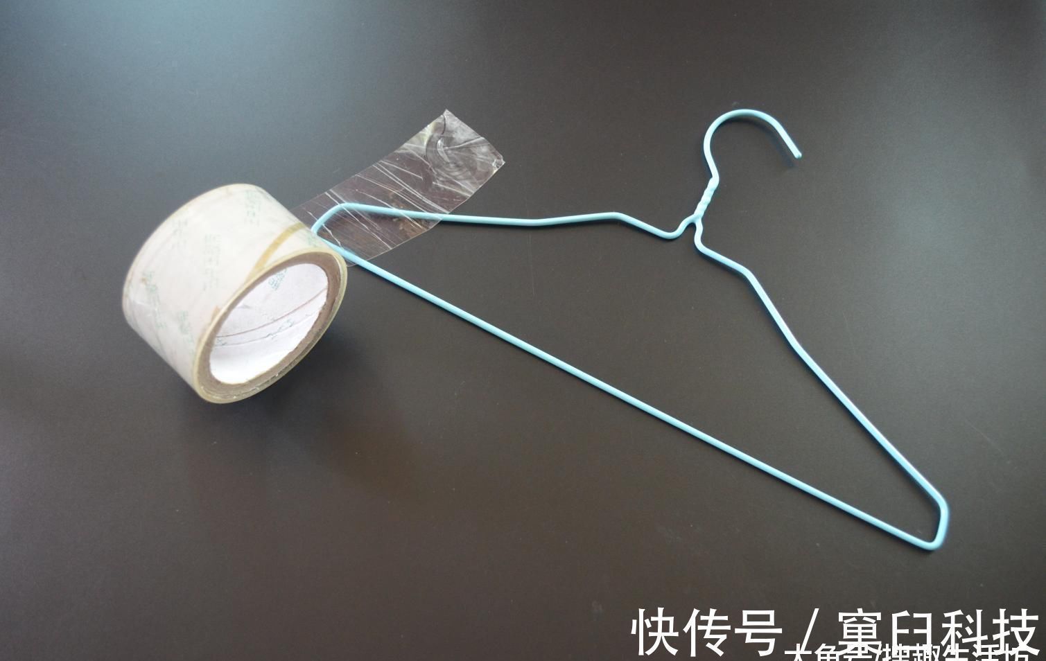 衣架|衣架上缠几圈胶带, 这个作用太厉害了, 解决了很多家庭的烦恼