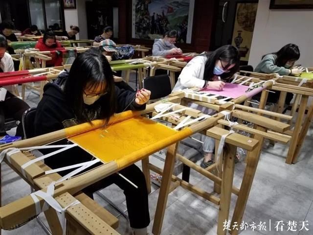  魅力|高校师生用针线探寻汉绣魅力