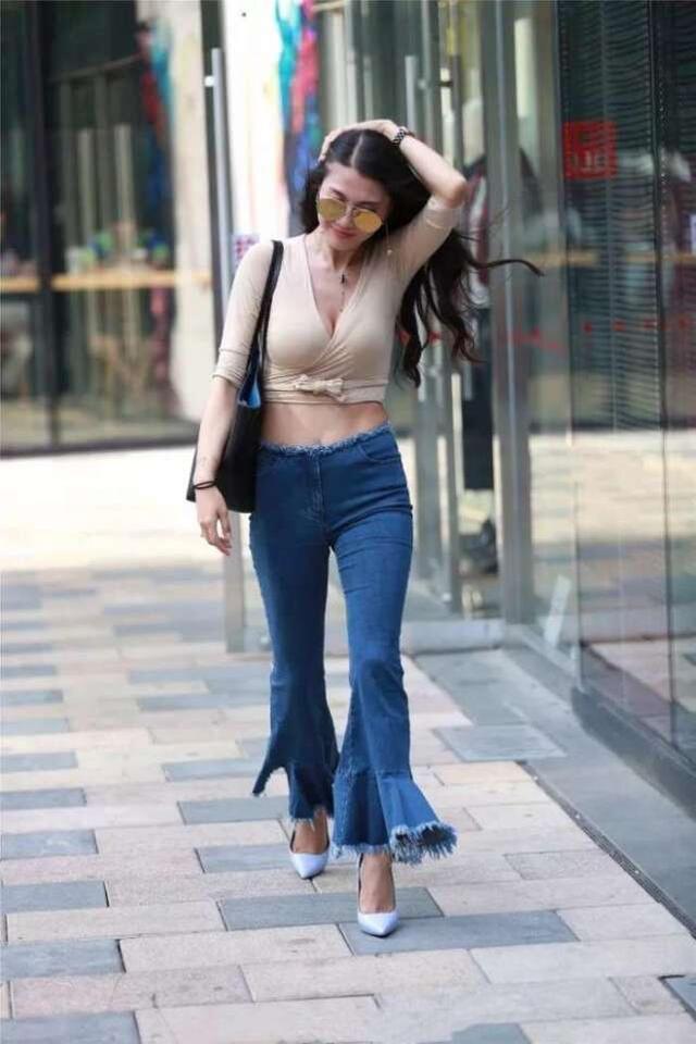 美女|街拍美女:牛仔裤穿出特色,裤脚“开花”,美得不像话