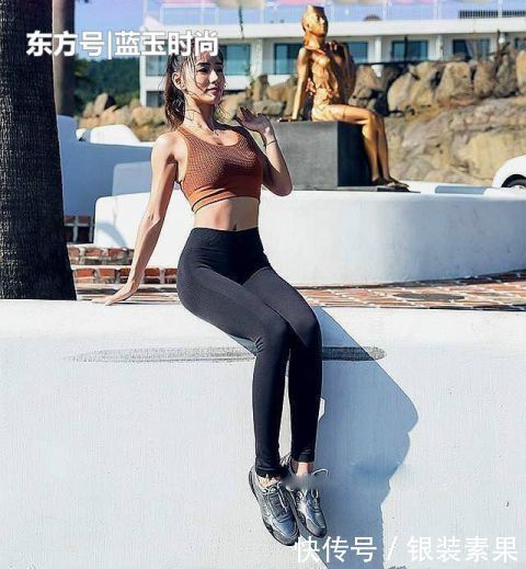 底裤|街拍迷人靓丽的打底裤小姐姐,展现纯色简约范,更有气质