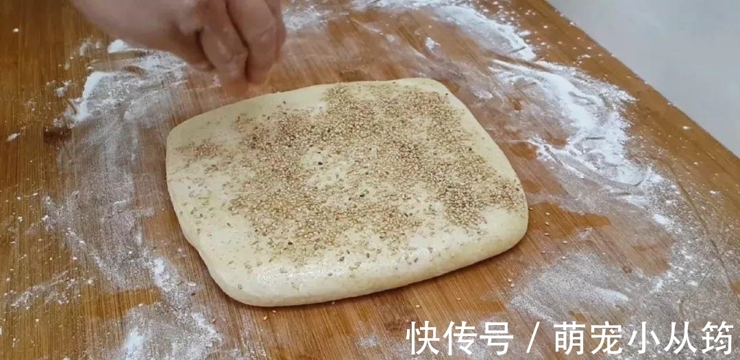 擀杖|面粉这样做才好吃,撒2把芝麻,外皮焦脆又香甜,比面包烧饼好吃