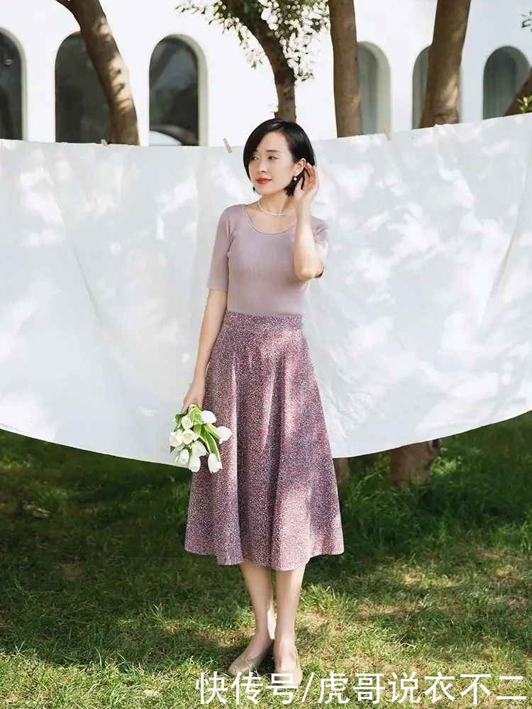 半裙|会穿“碎花半裙”的女人不显老，夏季这样搭，40岁比20岁还漂亮