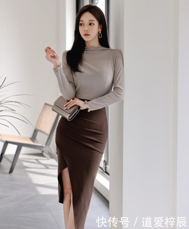 鸢灰透气长袖雪纺衫搭配皱褶咖啡斜边裙,彰显孙允珠优雅姿态