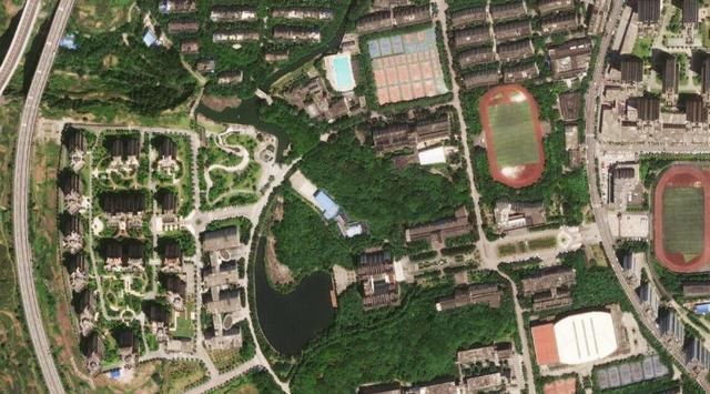 卫星 卫星航拍:重庆涪陵的两所大学，一所在新区，一所在山中