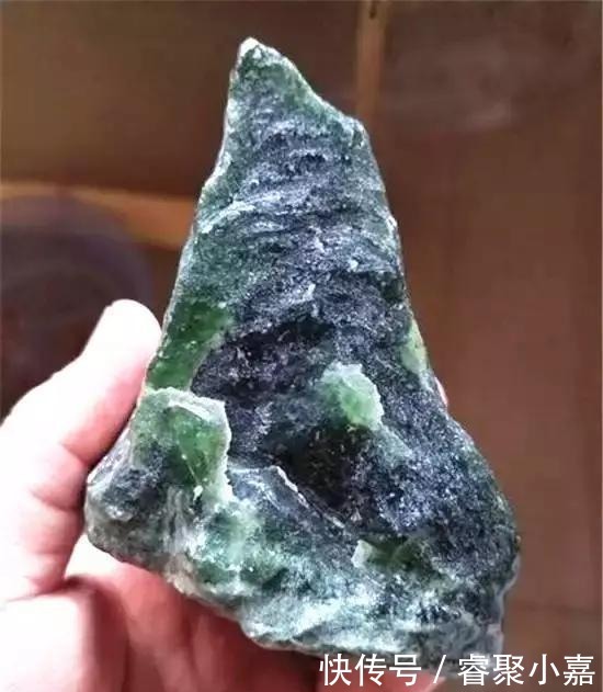 这种与翡翠共生的“高冰帝王绿”,其实就值几百块钱!