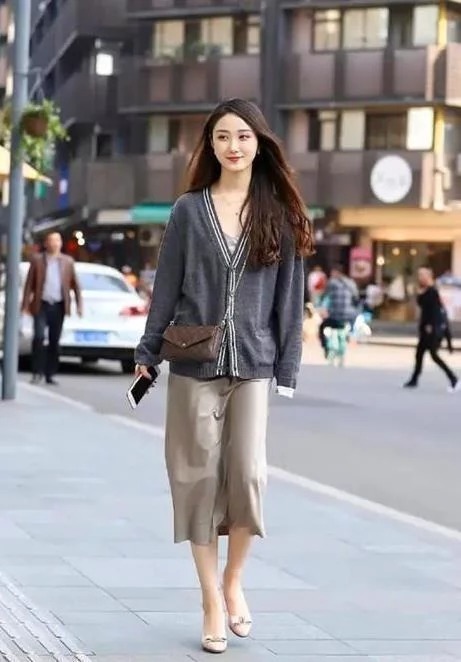 百褶裙|长发披肩的小姐姐,身穿白色短袖配浅蓝色百褶裙,时尚又显大气