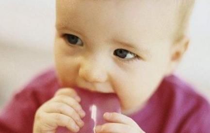 掉队|宝宝出牙期很痛苦,多半是这个环节出现了问题:辅食营养“掉队”