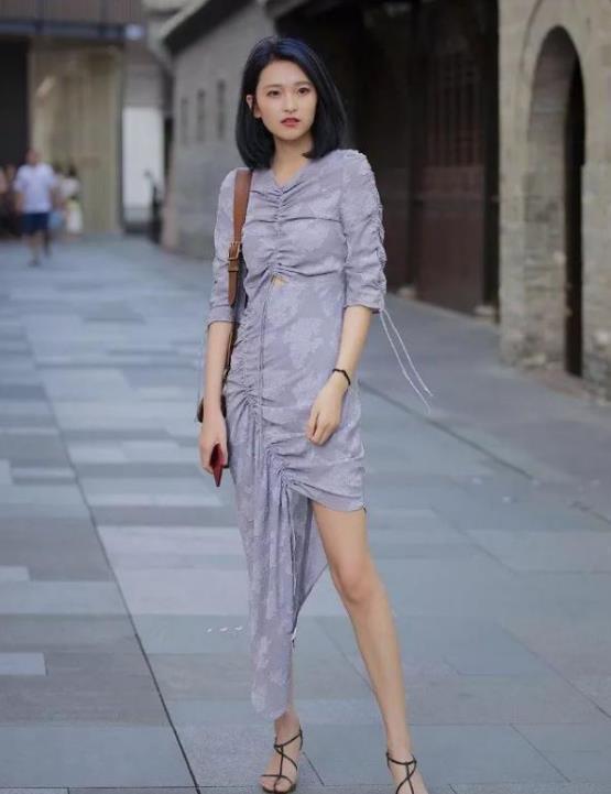 街拍:身穿黑白色条纹连衣裙,彰显出小美女靓丽气息