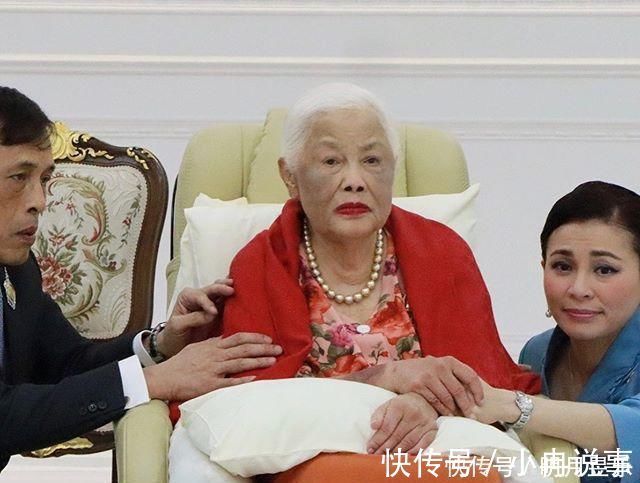苏提达王后@泰国太后年轻时靠粉宝石撑场面如今瘫痪多年,脸庞怎么变这么黑