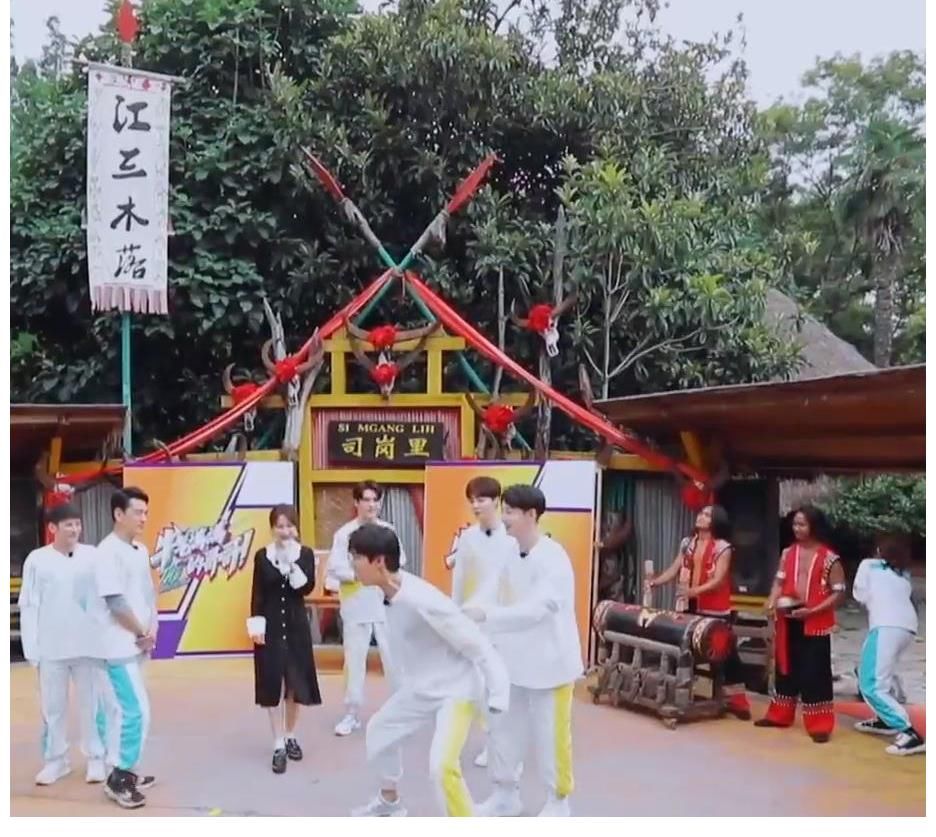 明星|一群明星来云南玩泥巴,看起来有点脏,寓意却很美好