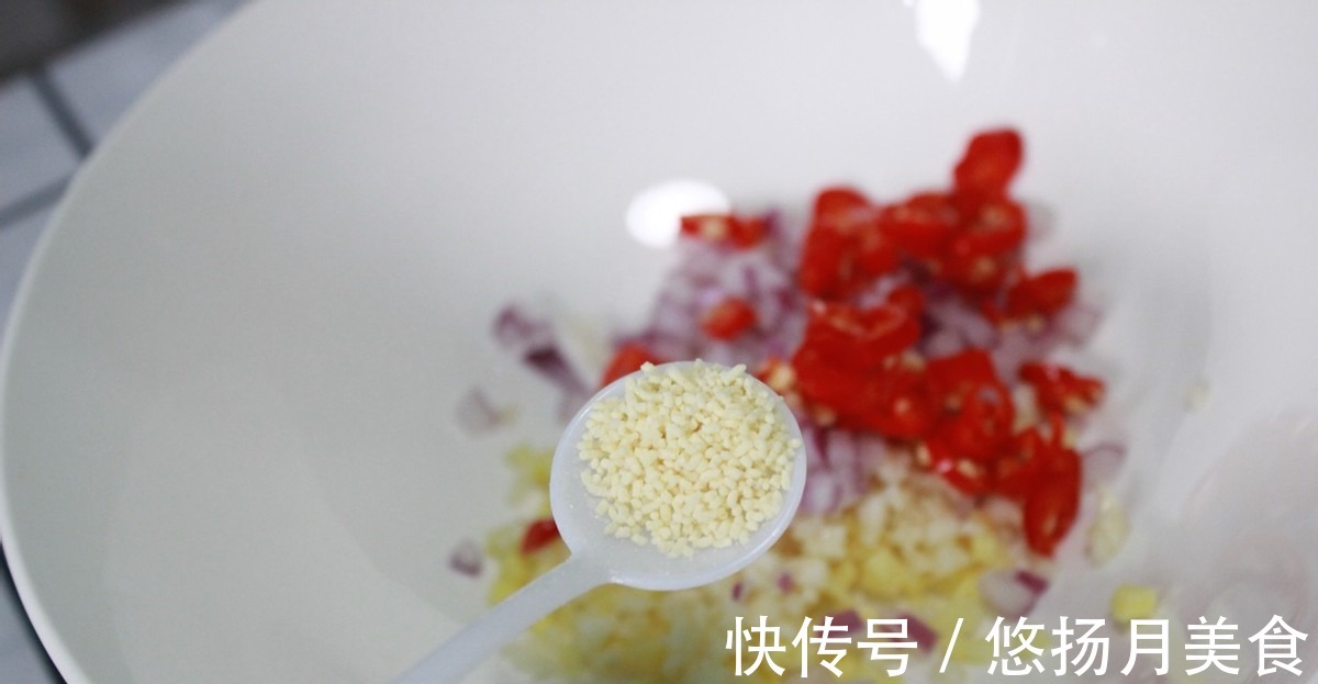 鲜美|花甲营养丰富,味道鲜美,酸辣味好吃到舔手指!