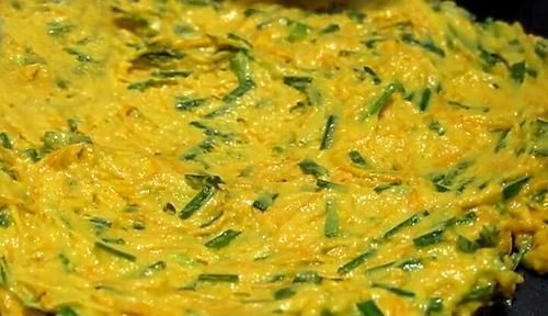 解馋|菜市场遇到这菜一定要买,做成小饼,营养又解馋,我家一周做5回