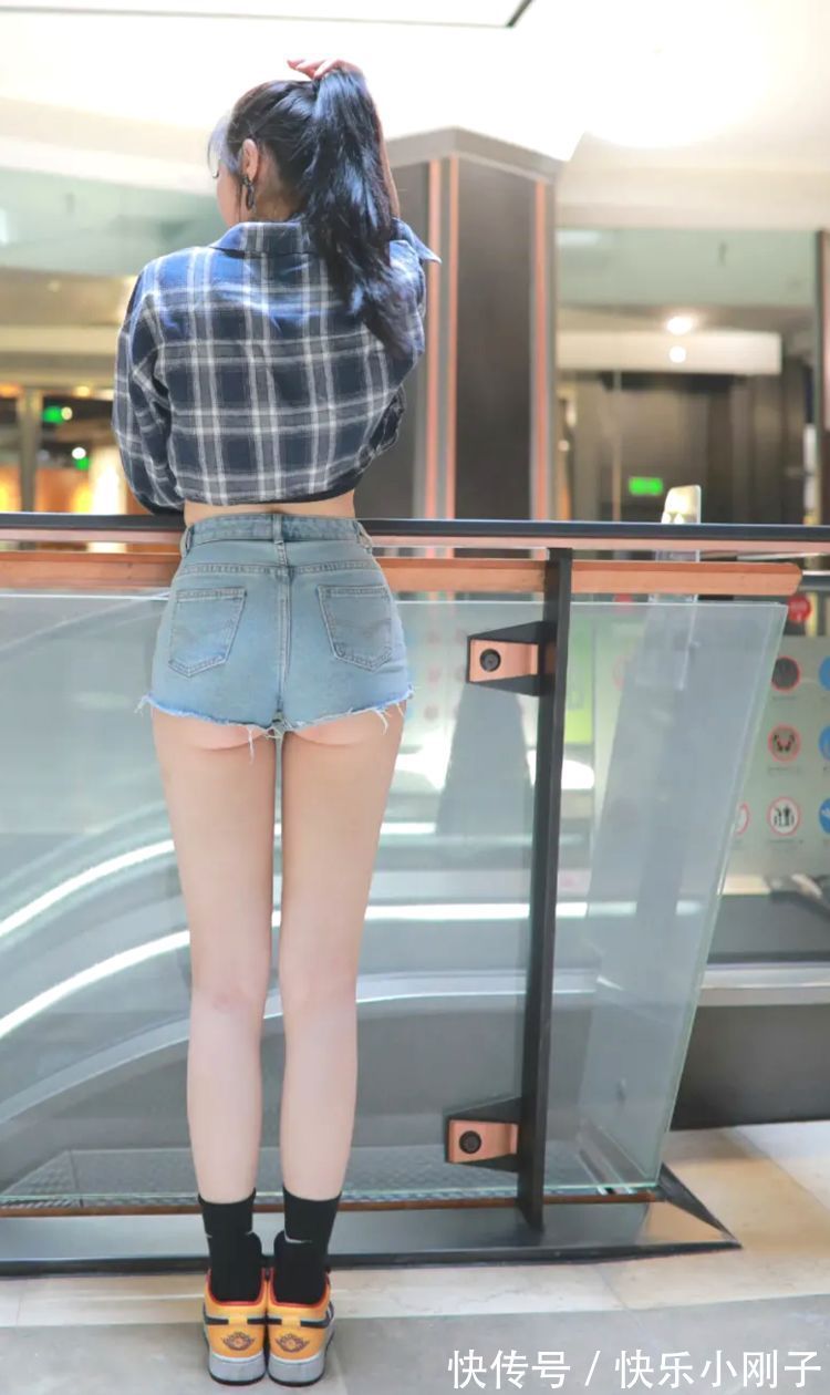 方格衬衫 方格衬衫配牛仔短裤,清新的西式风格,特别修饰身材