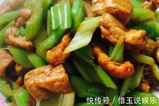 炒芹菜万万不可直接下锅，多加一步，芹菜鲜而入味，怎么炒都好吃