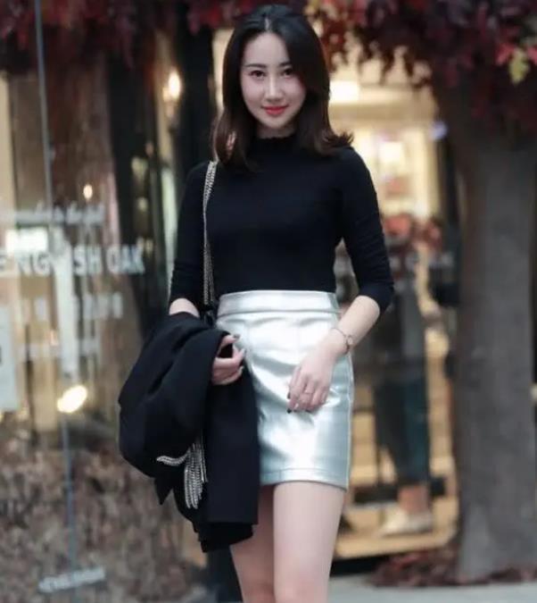 街拍：长发披肩的小姐姐，白色的上衣穿出了气质，很有气场