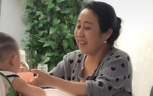喂养|姥姥专心喂娃吃饭,无意中竟成表情包,网友:这表情全国统一