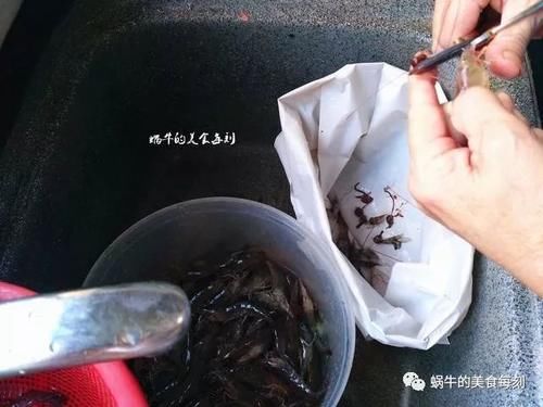 下饭|虾不要老红烧了，这么做味道鲜美，补钙又下饭，做法超简单