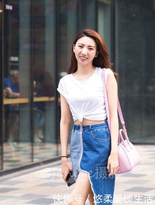 小姐姐|街拍小姐姐看起来高冷,其实很活泼,穿前开叉拼接牛仔裙真的好美