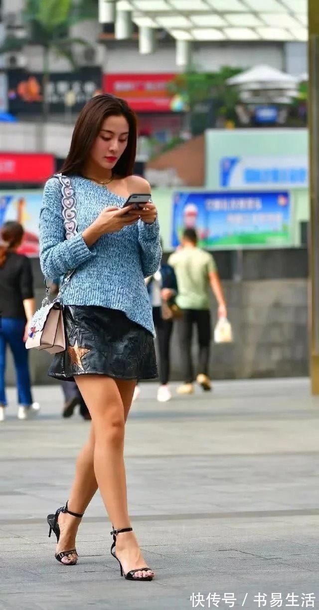 眼镜|街拍:扎短马尾的小姐姐,戴上一副眼镜,很有御姐的风范呢