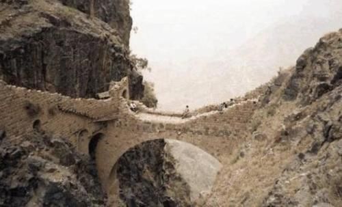 全球“最危险”的石桥，悬空在2600米的悬崖间，你敢走这座桥吗？