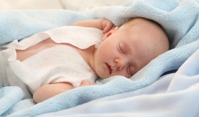 缺点|新生宝宝睡觉 哪种姿势最适合