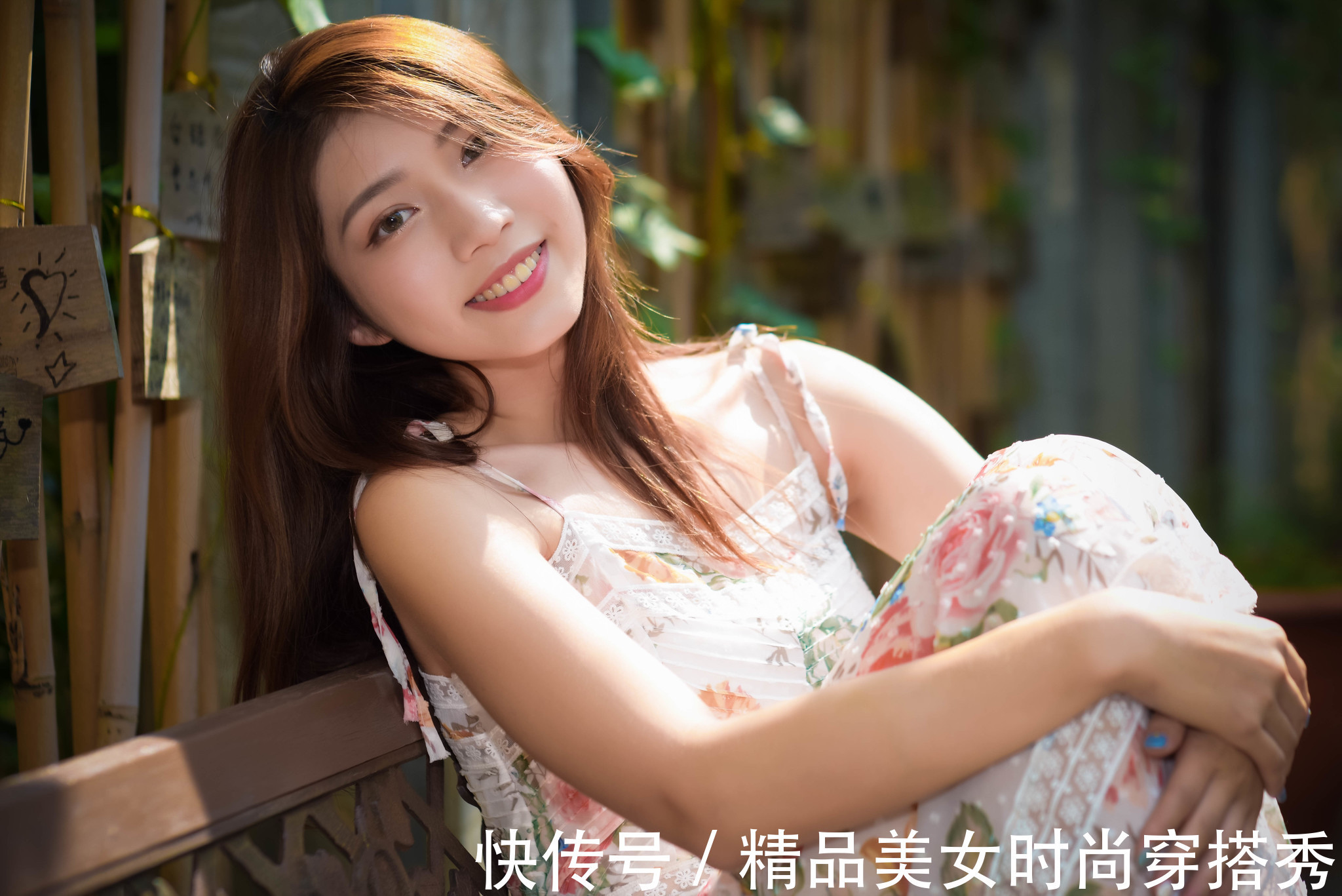 蕾丝|印花吊带裙搭配高跟鞋，清新淡雅又不失甜美