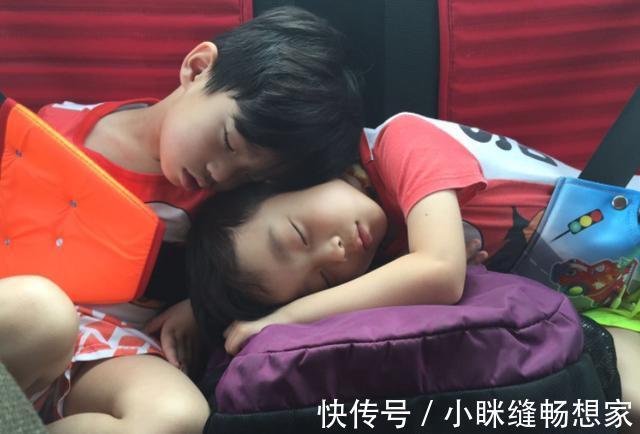 老大|七月大的萌娃弟弟看哥哥写作业,父母看得真暖心以后妥妥的学霸