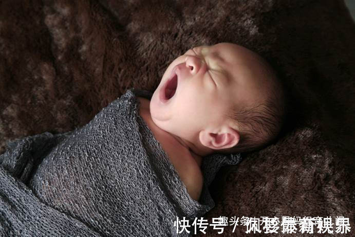 家长|还在给新生儿拍满月照?看完几幅图再决定