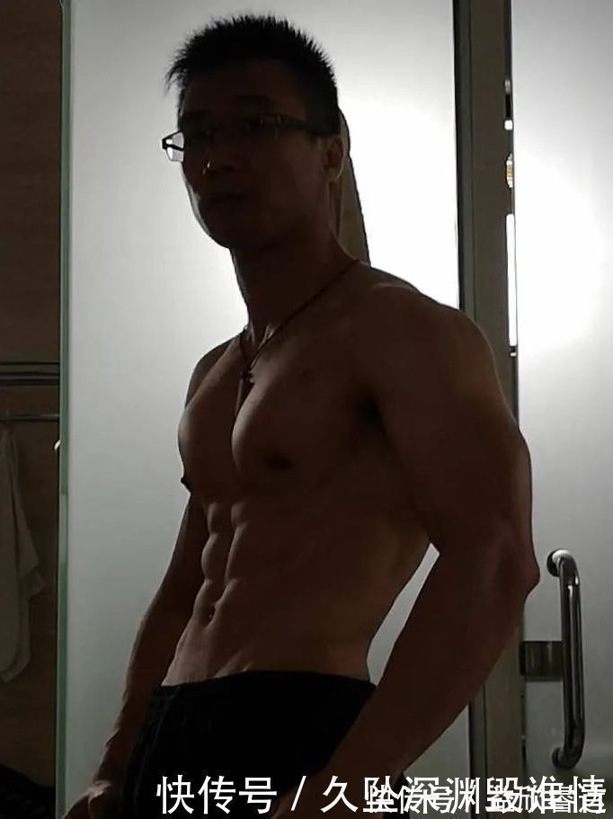小哥|从格斗到撸铁,眼镜肌肉男大秀好身材,8块腹肌公狗腰,羡慕