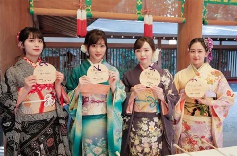 乃木坂46成员山下美月等4人身着和服盛装出席成人式 快资讯