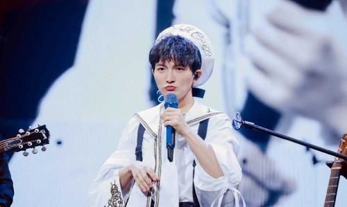 流量|中秋晚会阵容曝光，周深连跑四个平台引热议，流量被拒之门外